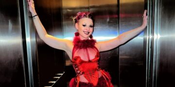 El presentador de una fiesta sexual levanta la tapa del club con clasificación X 'más secreto del mundo' amado por las celebridades con jaulas BDSM y juegos en el balcón