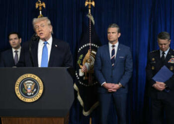 El presidente Donald Trump, junto con el secretario de Estado Marco Rubio, el secretario de Defensa Pete Hegseth y el presidente del Estado Mayor Conjunto, el general Dan Caine, habla con la prensa tras las acciones militares estadounidenses en Venezuela, en su residencia de Mar-a-Lago en Palm Beach, Florida, el 3 de enero de 2026.