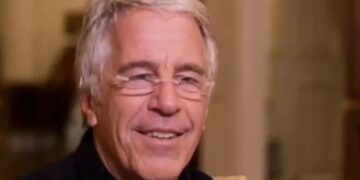 El sonriente Epstein es interrogado sobre ser 'depredador sexual' en un nuevo video explosivo mientras paedo dice 'el diablo me asusta'
