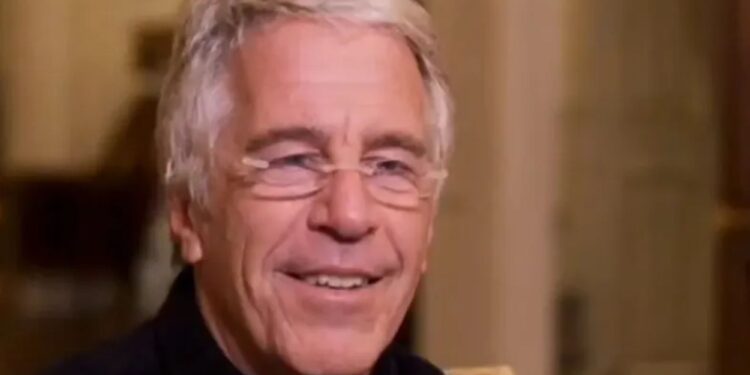 El sonriente Epstein es interrogado sobre ser 'depredador sexual' en un nuevo video explosivo mientras paedo dice 'el diablo me asusta'