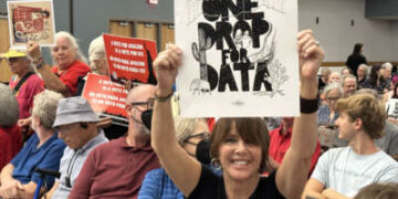 Los miembros de la comunidad protestan contra "proyecto azul," una instalación masiva de un centro de datos propuesta por Amazon Web Services, en el Centro de Convenciones de Tucson en Arizona el 4 de agosto de 2025.