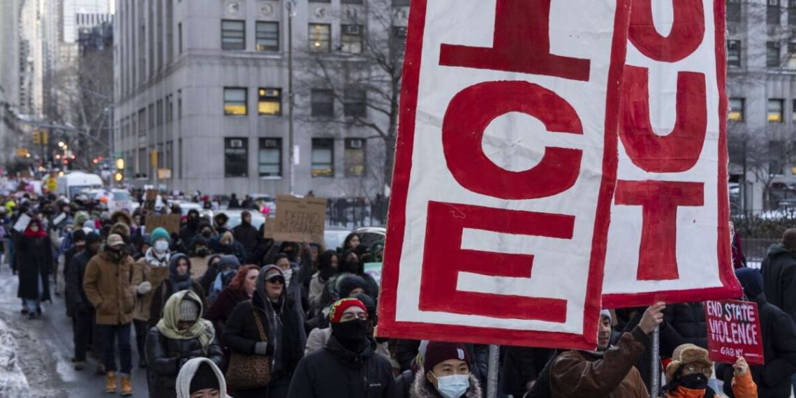 Encuesta: La mayoría de los estadounidenses se oponen a que se envíen agentes de inmigración a sus estados