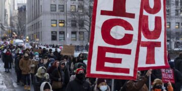 Encuesta: La mayoría de los estadounidenses se oponen a que se envíen agentes de inmigración a sus estados