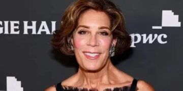 Epstein le ofreció un bebé africano y el gurú de relaciones públicas de Hollywood le dio a elegir entre "niño o niña" y dijo que sería "tan Madonna"