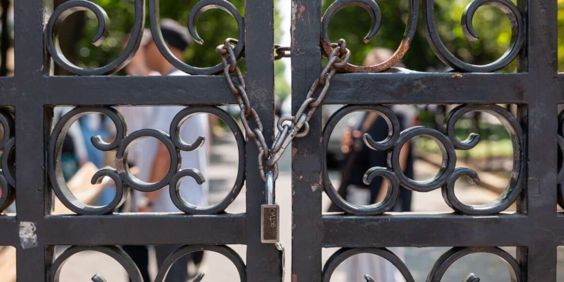 Estudiante de Columbia detenido por el DHS después de que, según informes, los agentes mintieran para poder entrar a la residencia