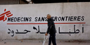 Un hombre palestino camina con muletas hasta la clínica de Médicos Sin Fronteras (MSF), en el barrio de al-Rimal de la ciudad de Gaza, el 31 de diciembre de 2025.