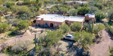 Un vehículo policial frente a la residencia de Nancy Guthrie cerca de Tucson, Arizona, el 11 de febrero de 2026. (Brandon Bell/Getty Images)