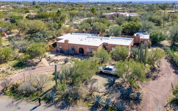 Un vehículo policial frente a la residencia de Nancy Guthrie cerca de Tucson, Arizona, el 11 de febrero de 2026. (Brandon Bell/Getty Images)