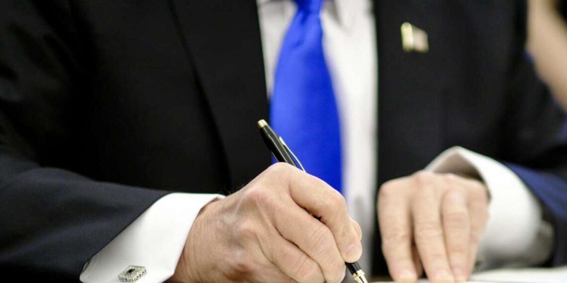 Grupo de vigilancia solicita a la FEC una investigación sobre donaciones potencialmente vinculadas al indulto de Trump