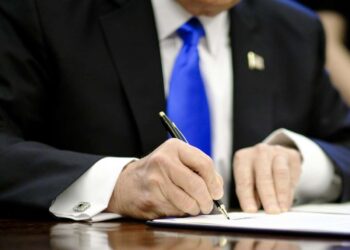 Grupo de vigilancia solicita a la FEC una investigación sobre donaciones potencialmente vinculadas al indulto de Trump