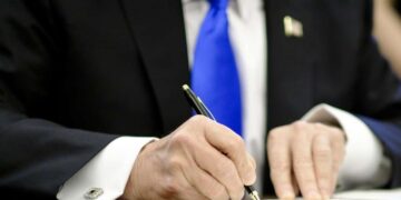 Grupo de vigilancia solicita a la FEC una investigación sobre donaciones potencialmente vinculadas al indulto de Trump