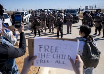 Guardias roban y destruyen cartas de niños en cárcel de inmigrantes de Texas
