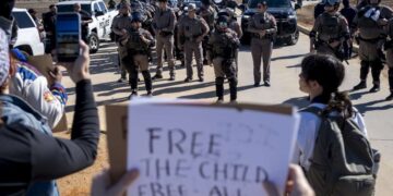 Guardias roban y destruyen cartas de niños en cárcel de inmigrantes de Texas