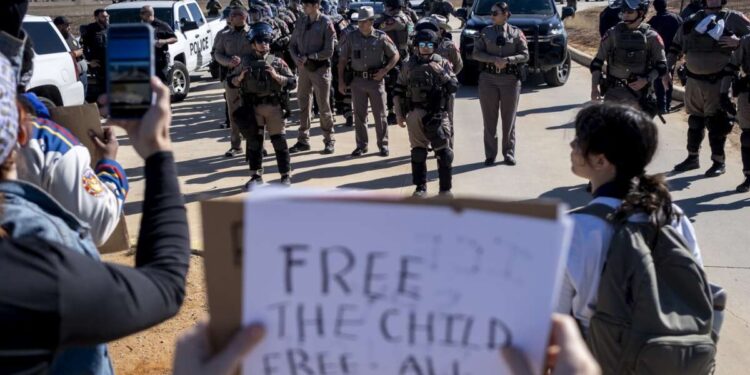 Guardias roban y destruyen cartas de niños en cárcel de inmigrantes de Texas
