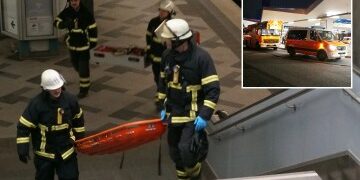 Homenajes desgarradores a una mujer de 18 años empujada frente a un tren por un migrante en un 'ataque aleatorio' en una estación abarrotada