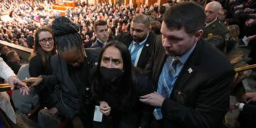 Ilhan Omar pide una investigación después de que la policía del Capitolio brutalizara a su invitada al Estado de la Unión