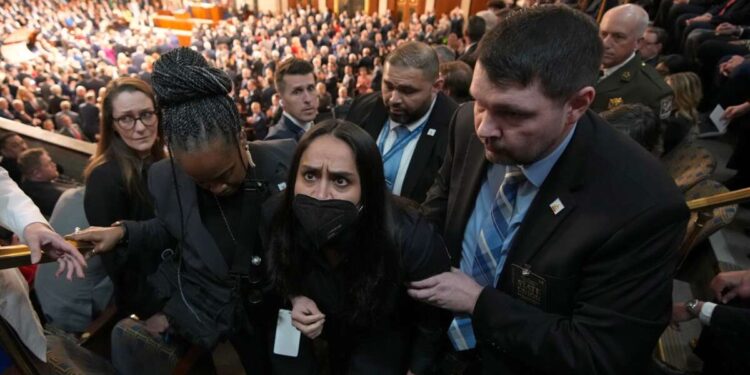 Ilhan Omar pide una investigación después de que la policía del Capitolio brutalizara a su invitada al Estado de la Unión