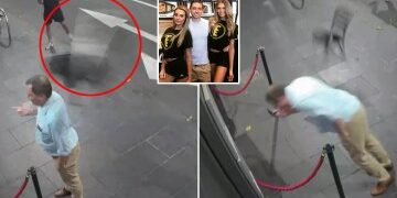 Impactante momento en que el cantante se desploma en el escenario de un festival de música después de cantar a todo pulmón un exitoso disco y es trasladado de urgencia al hospital.