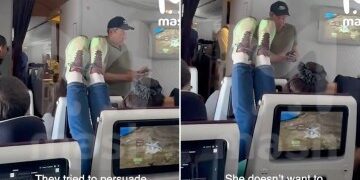 Impactante momento en que un hombre queda derribado después de ser golpeado por una silla voladora afuera de un club de striptease mientras lo expulsaban del lugar.