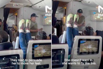 Impactante momento en que un hombre queda derribado después de ser golpeado por una silla voladora afuera de un club de striptease mientras lo expulsaban del lugar.