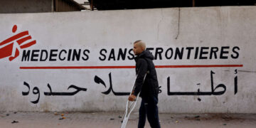 Israel destruyó los hospitales de Gaza. Ahora está prohibiendo Médicos Sin Fronteras.