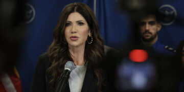 Juez bloquea el último intento de Noem de impedir que los demócratas inspeccionen las cárceles de ICE