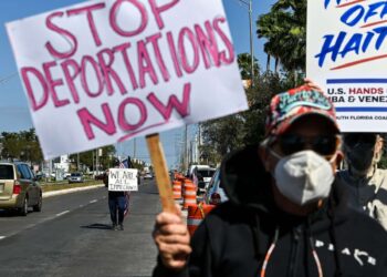 Juez detiene la iniciativa de Noem para poner fin al TPS para los haitianos, citando el sesgo racial del gobierno de Trump