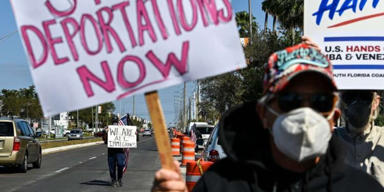 Juez detiene la iniciativa de Noem para poner fin al TPS para los haitianos, citando el sesgo racial del gobierno de Trump