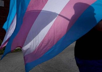 Kansas invalida las identificaciones de personas transgénero después de que la legislatura republicana aprueba una nueva ley