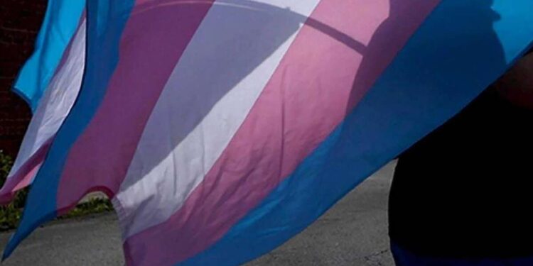 Kansas invalida las identificaciones de personas transgénero después de que la legislatura republicana aprueba una nueva ley