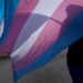 Kansas invalida las identificaciones de personas transgénero después de que la legislatura republicana aprueba una nueva ley