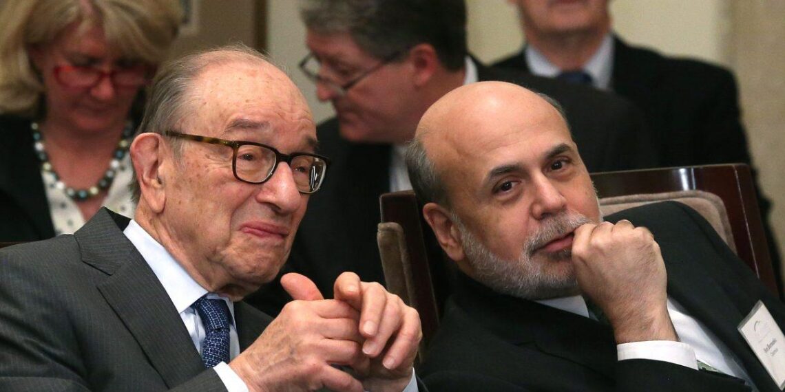 Los ex presidentes de la Junta de la Reserva Federal Ben Bernanke (derecha) y Alan Greenspan en el edificio de la Reserva Federal en Washington, el 16 de diciembre de 2013. (Mark Wilson/Getty Images)