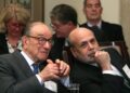 Los ex presidentes de la Junta de la Reserva Federal Ben Bernanke (derecha) y Alan Greenspan en el edificio de la Reserva Federal en Washington, el 16 de diciembre de 2013. (Mark Wilson/Getty Images)