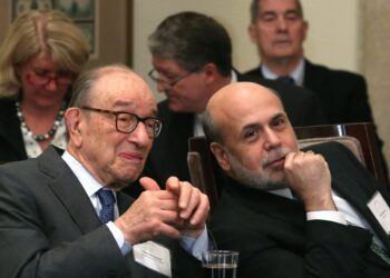 Los ex presidentes de la Junta de la Reserva Federal Ben Bernanke (derecha) y Alan Greenspan en el edificio de la Reserva Federal en Washington, el 16 de diciembre de 2013. (Mark Wilson/Getty Images)