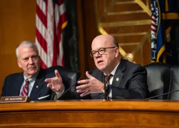 El representante Jim McGovern (demócrata por Massachusetts) habla durante una audiencia en el Capitolio el 20 de noviembre de 2025. (Madalina Kilroy/La Gran Época)