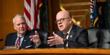 El representante Jim McGovern (demócrata por Massachusetts) habla durante una audiencia en el Capitolio el 20 de noviembre de 2025. (Madalina Kilroy/La Gran Época)