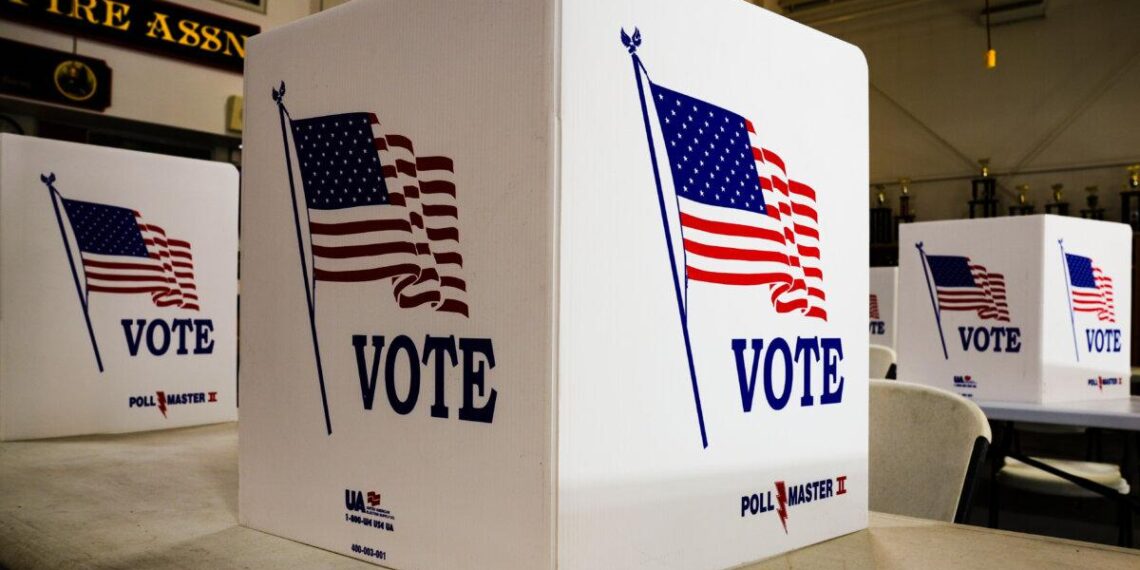Se instalan cabinas de votación en un lugar de votación en Newtown, Pensilvania, el 23 de abril de 2024. (Matt Rourke/Foto AP)