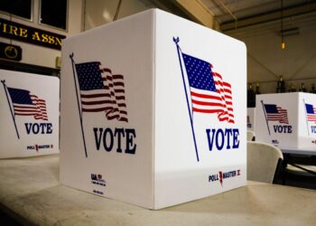 Se instalan cabinas de votación en un lugar de votación en Newtown, Pensilvania, el 23 de abril de 2024. (Matt Rourke/Foto AP)