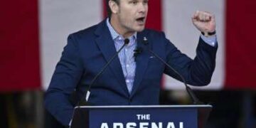 El secretario de Defensa de Estados Unidos, Pete Hegseth, habla en Blue Origin en Cabo Cañaveral, Florida, el 2 de febrero de 2026.