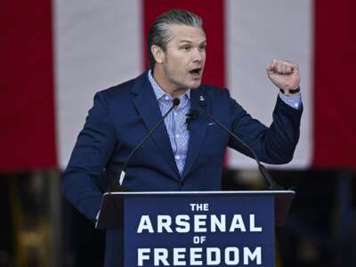 El secretario de Defensa de Estados Unidos, Pete Hegseth, habla en Blue Origin en Cabo Cañaveral, Florida, el 2 de febrero de 2026.