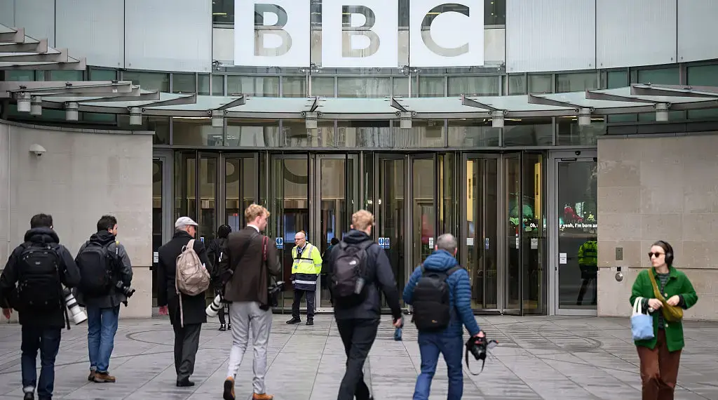 El logotipo de la BBC se muestra encima de la entrada de Broadcasting House en Londres el 10 de noviembre de 2025. (Leon Neal/Getty Images)