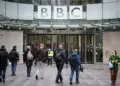 El logotipo de la BBC se muestra encima de la entrada de Broadcasting House en Londres el 10 de noviembre de 2025. (Leon Neal/Getty Images)
