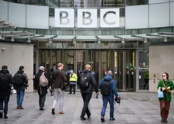 El logotipo de la BBC se muestra encima de la entrada de Broadcasting House en Londres el 10 de noviembre de 2025. (Leon Neal/Getty Images)