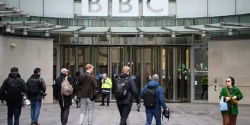 El logotipo de la BBC se muestra encima de la entrada de Broadcasting House en Londres el 10 de noviembre de 2025. (Leon Neal/Getty Images)