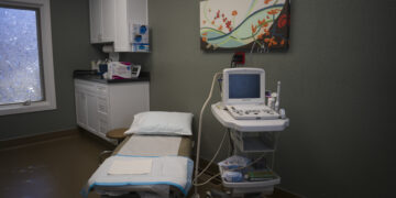 Una sala de examen está vacía en la última clínica de abortos de Wyoming, Wellspring Center, el 10 de marzo de 2025, en Casper, Wyoming.