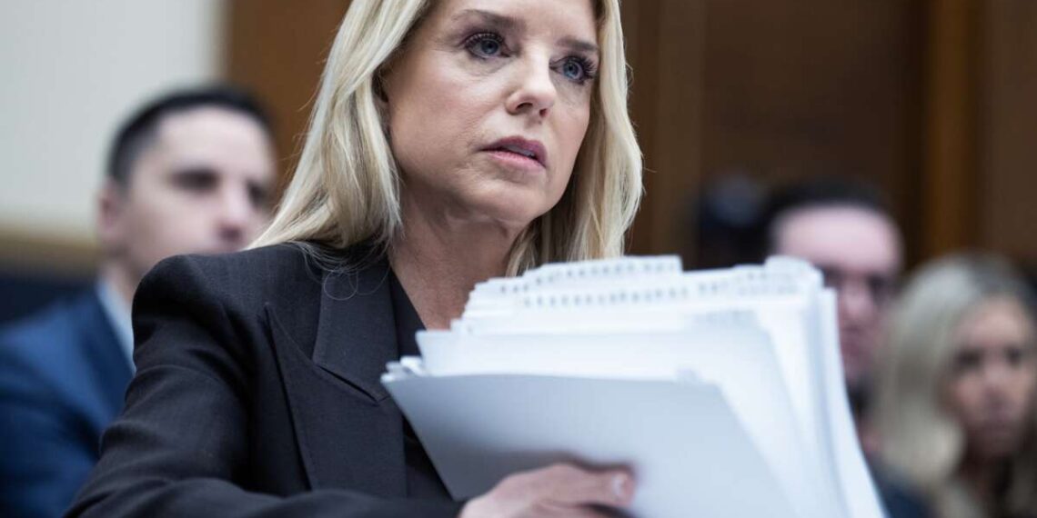 La documentación de Bondi en la audiencia de Epstein sugiere que el Departamento de Justicia de Trump está espiando al Congreso