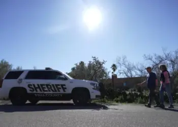 Un vehículo del sheriff del condado de Pima frente a la casa de Nancy Guthrie cerca de Tucson, Arizona, el 8 de febrero de 2026. (Ty ONeil/Foto AP)