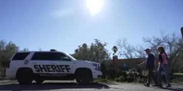 Un vehículo del sheriff del condado de Pima frente a la casa de Nancy Guthrie cerca de Tucson, Arizona, el 8 de febrero de 2026. (Ty ONeil/Foto AP)