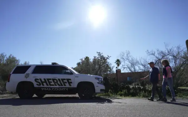 Un vehículo del sheriff del condado de Pima frente a la casa de Nancy Guthrie cerca de Tucson, Arizona, el 8 de febrero de 2026. (Ty ONeil/Foto AP)
