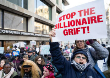 Los manifestantes sostienen carteles mientras asisten a una protesta contra el plan anticipado del presidente Donald Trump y Elon Musk de cerrar la Oficina de Protección Financiera del Consumidor (CFPB) frente a la sede de la CFPB en Washington, DC, el 10 de febrero de 2025.